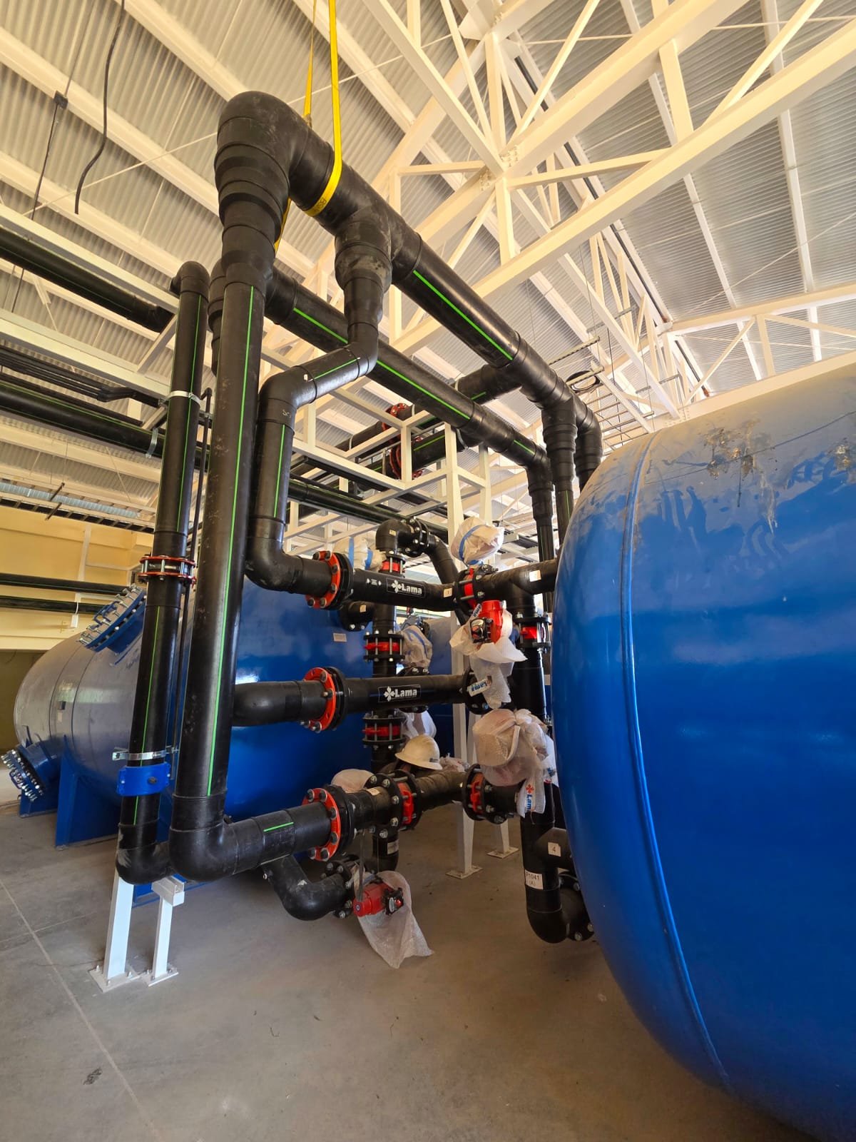 Installation of plant equipment and hydraulic connections