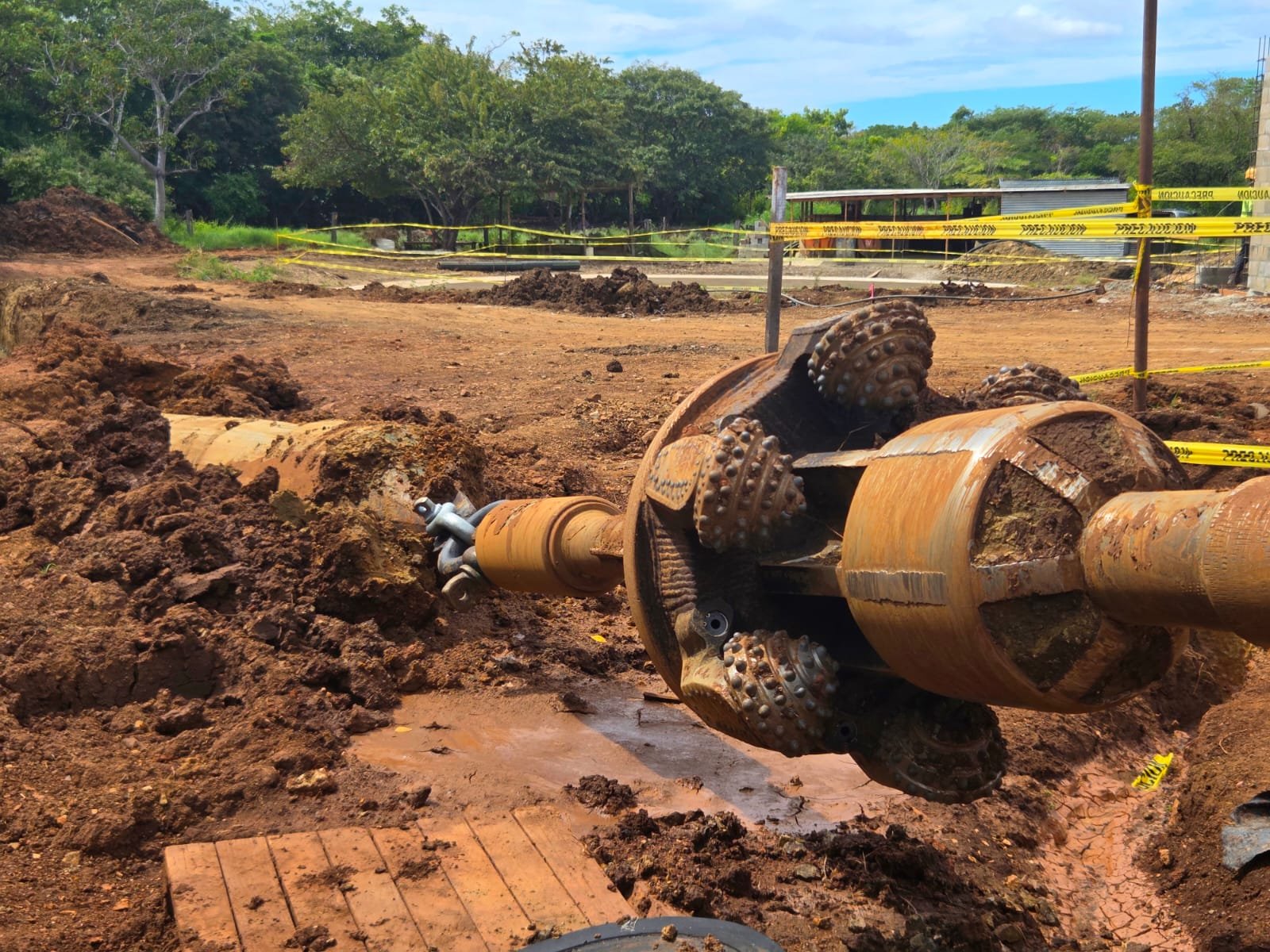 Reamer and tools at the drilling work front