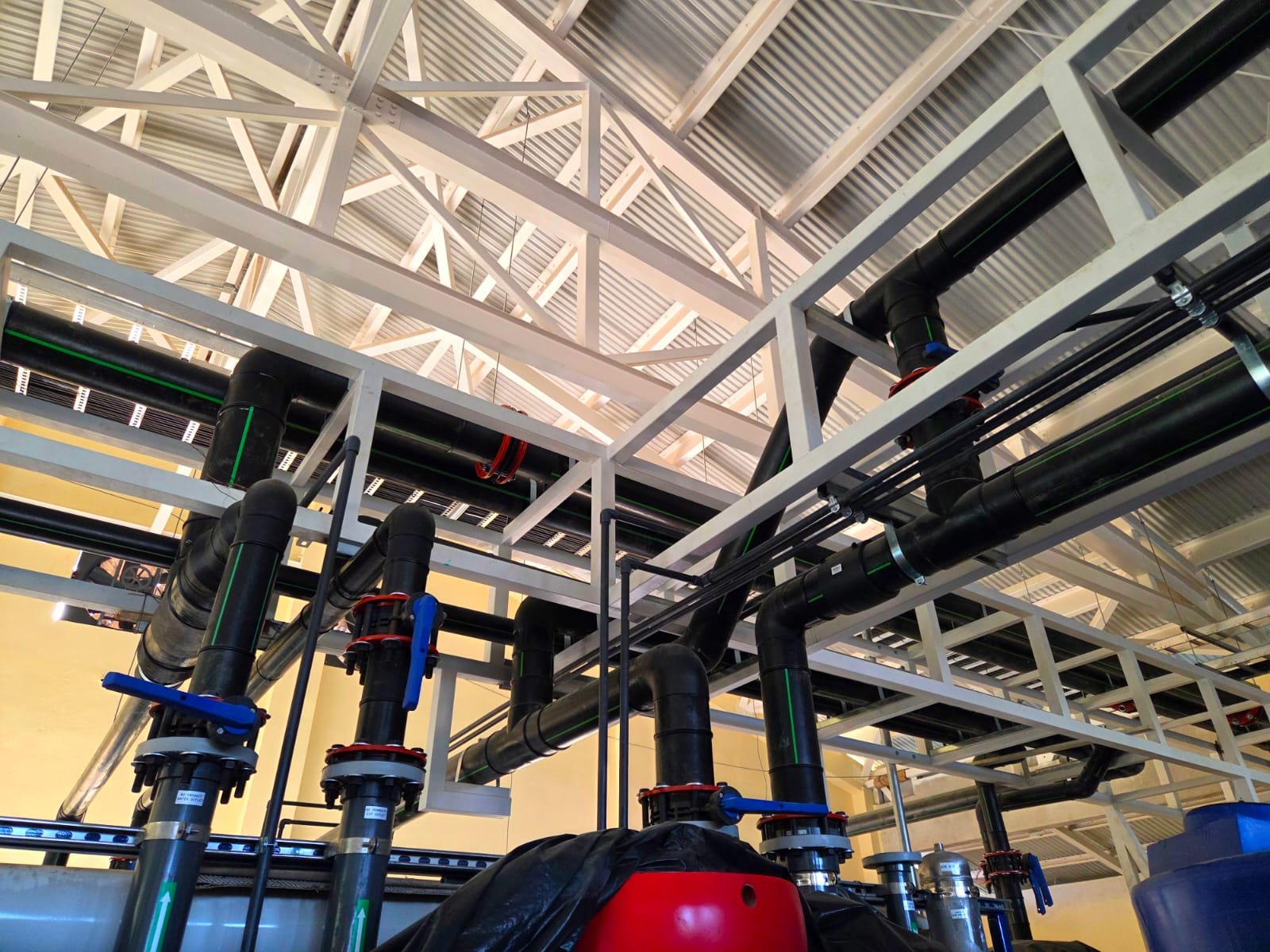 Pipes, valves and supports inside the plant