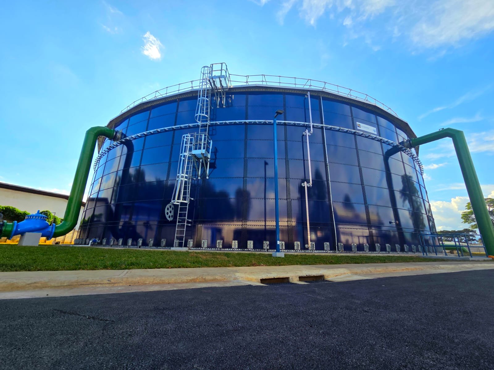 10,000 m³ glass-fused-to-steel tank in La Uruca, with its external connections