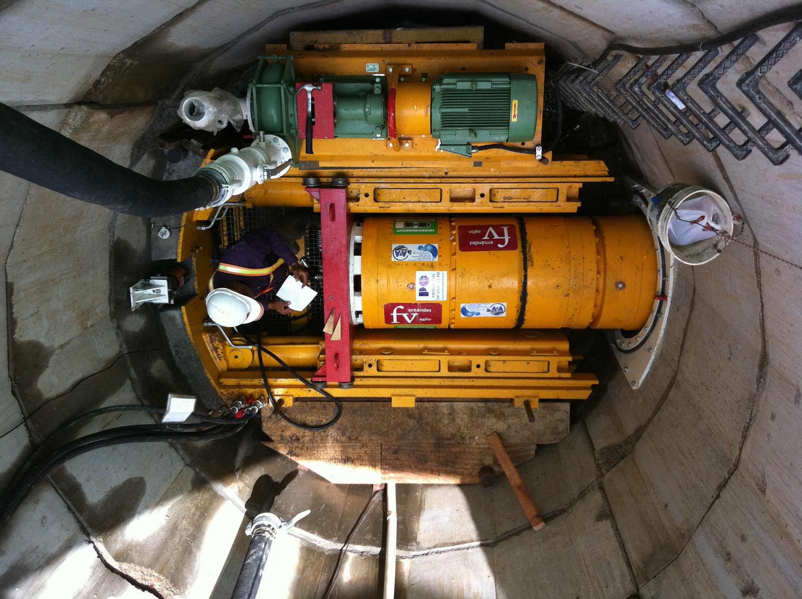 Tunnel boring machine