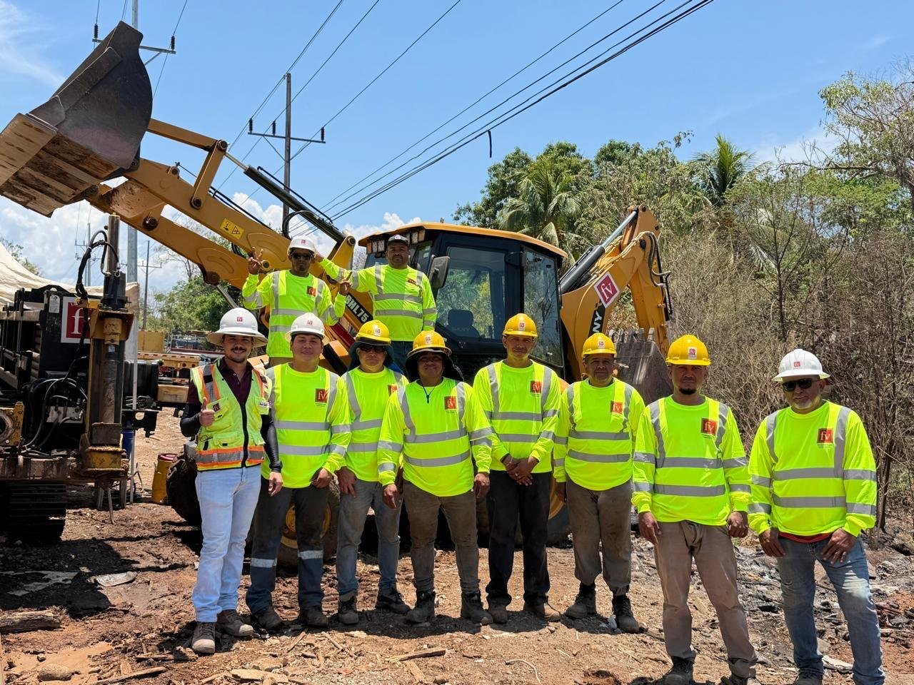 Fernández Vaglio team beside the equipment