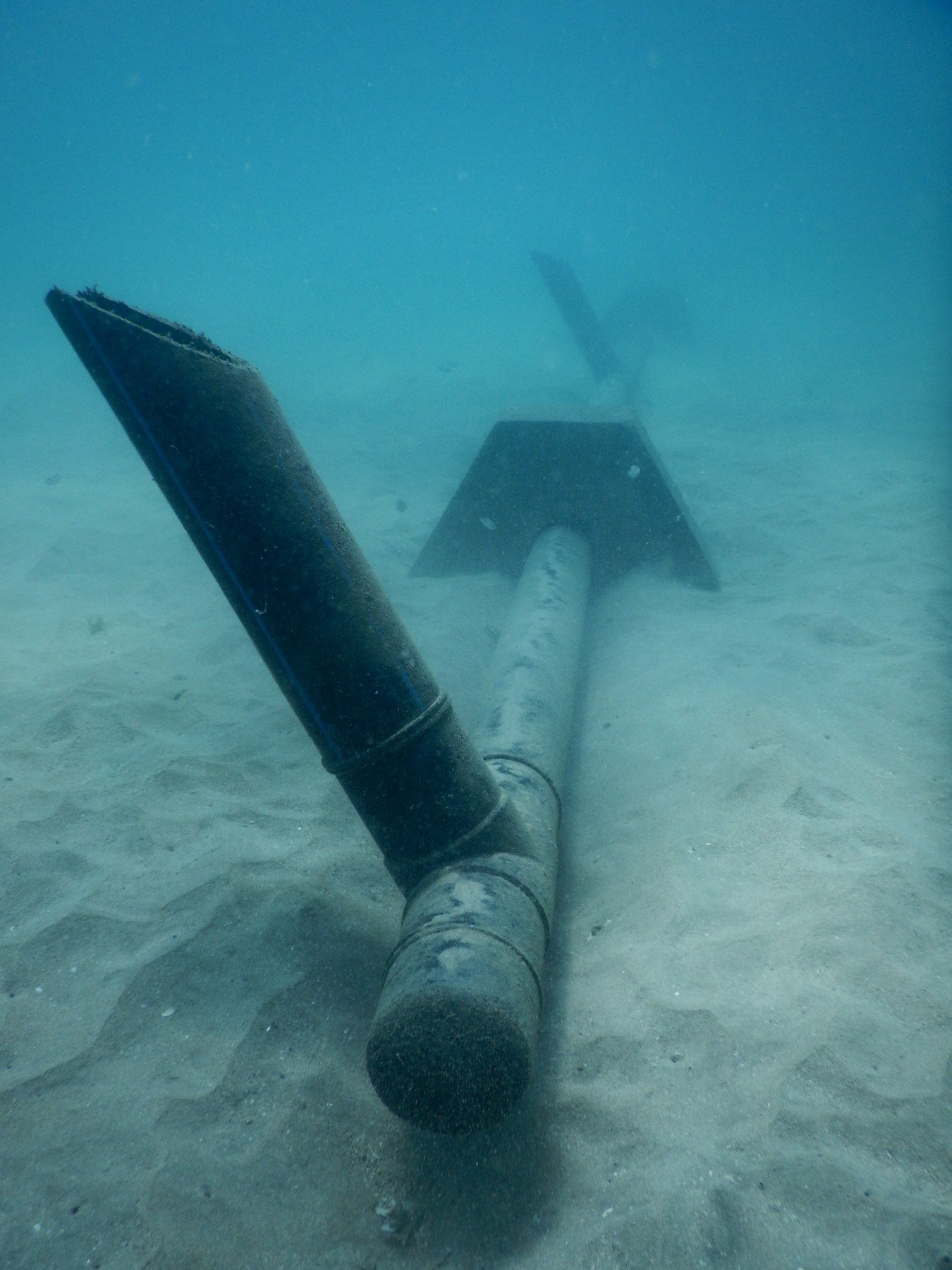 Underwater pipeline and raised pipe element above the seabed
