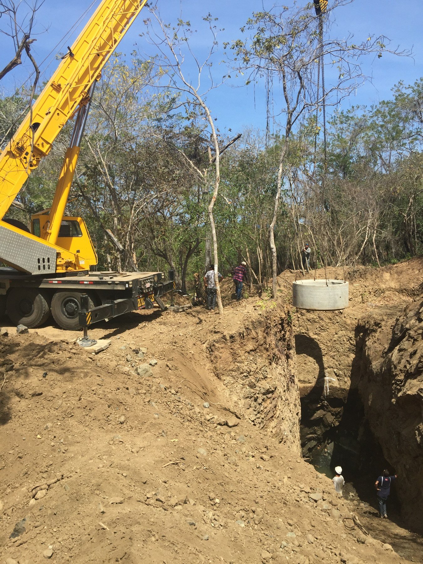Lifting a precast element beside the excavation