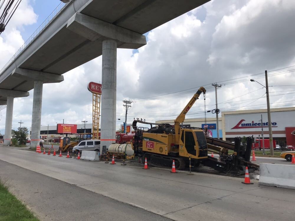 Perforadora Vermeer D130x150 y maquinaria de apoyo en obra